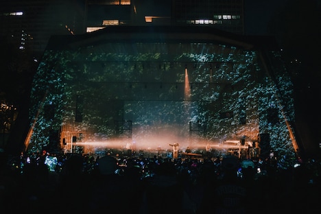 JJJ「Nov Tour」東京・日比谷公園大音楽堂（日比谷野音）公演の様子。