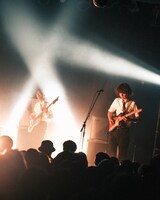 下河辺太一（B）と平川直人（Vo, G）。（撮影：渡邉隼 @hayatowatanabe）