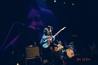 Lily（G, Vo）（撮影：マスダレンゾ）