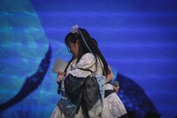 抱き合う希山愛と瀬田さくら。