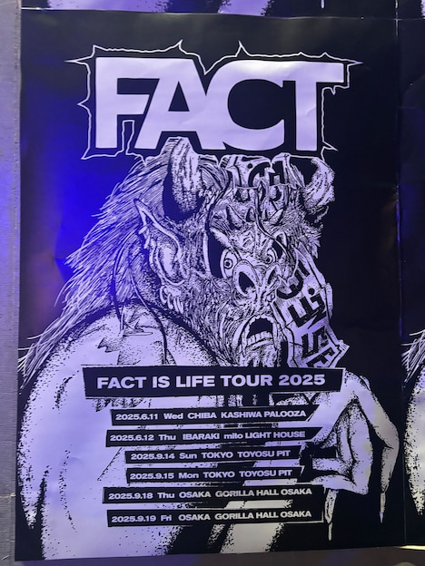 「REDLINE ALL THE FINAL」に掲出された「FACT IS LIFE TOUR 2025」のポスター。