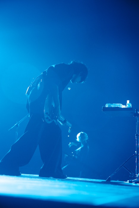 藤原基央（Vo, G）（Photo by Yoshiharu Ota）