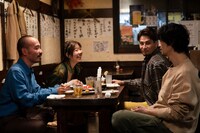 「ペンション・恋は桃色season3」の場面カット。左から岩崎う大、眉村ちあき、JOY、斎藤工。(c)フジテレビ