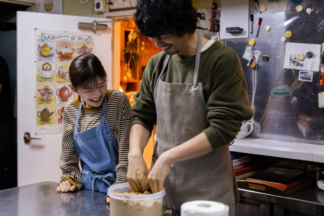 「ペンション・恋は桃色season3」に出演する伊藤沙莉（左）、斎藤工（右）。(c)フジテレビ