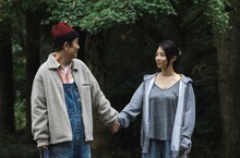 「ペンション・恋は桃色season3」に出演するリリー・フランキー（左）、MEGUMI（右）。(c)フジテレビ