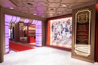 リニューアルオープンしたAKB48劇場のエントランス。(c)AKB48