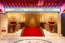 リニューアルオープンしたAKB48劇場のロビー。(c)AKB48