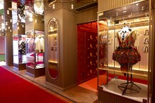 リニューアルオープンしたAKB48劇場の廊下。(c)AKB48