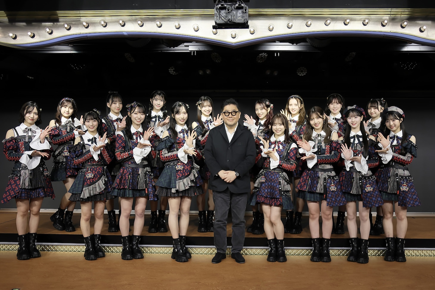 AKB48と秋元康。(c)AKB48