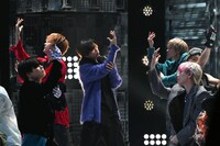 「Four Seasons」のスタジオライブの様子。