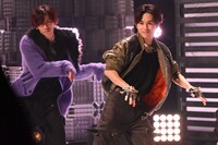 「Four Seasons」のスタジオライブの様子。