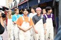 商店街を散策する超特急。