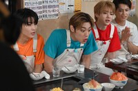 もんじゃを見て目を丸くするアロハ（中央）。