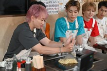 もんじゃ焼きを作るシューヤ。