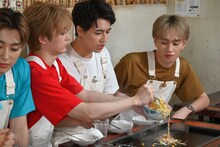 もんじゃ焼きを作るユーキ。