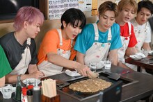 もんじゃ作りに挑戦するハル（左から2番目）。