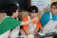 ハルの口にもんじゃ焼きを運ぶタクヤ。