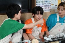 ハルの口にもんじゃ焼きを運ぶタクヤ。