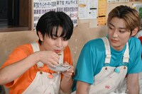 もんじゃ焼きを食べるハルと、ハルを見るアロハ。