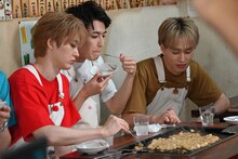 もんじゃ焼きを食べるユーキ、タカシ、マサヒロ。