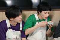 タクヤを見るリョウガと、もんじゃ焼きを食べるタクヤ。