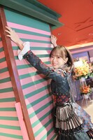 AKB48劇場の柱に19本目のテープを加える4代目AKB48グループ総監督の倉野尾成美。(c)AKB48