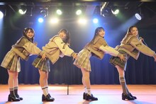 ユニット曲「風の待ち伏せ」のパフォーマンスの様子。(c)AKB48