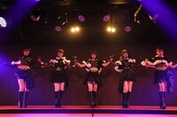 ユニット曲「クリスマスリング」のパフォーマンスの様子。(c)AKB48
