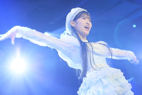 「2月のMermaid」を披露する八木愛月。(c)AKB48