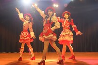 ユニット曲「振り向きざまのキッス」のパフォーマンスの様子。(c)AKB48