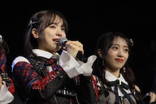 涙ながらに挨拶を述べる倉野尾成美。(c)AKB48