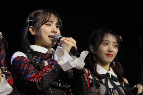 涙ながらに挨拶を述べる倉野尾成美。(c)AKB48