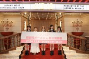 新AKB48劇場のオープニングセレモニーに登壇した八木愛月、高橋みなみ、倉野尾成美、小栗有以、佐藤綺星。(c)AKB48