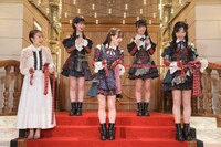 テープカットでなかなかテープが切れない小栗有以（右端）。(c)AKB48