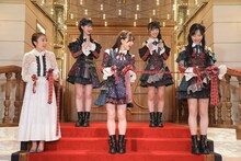 テープカットでなかなかテープが切れない小栗有以（右端）。(c)AKB48