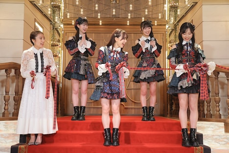 テープカットでなかなかテープが切れない小栗有以（右端）。(c)AKB48