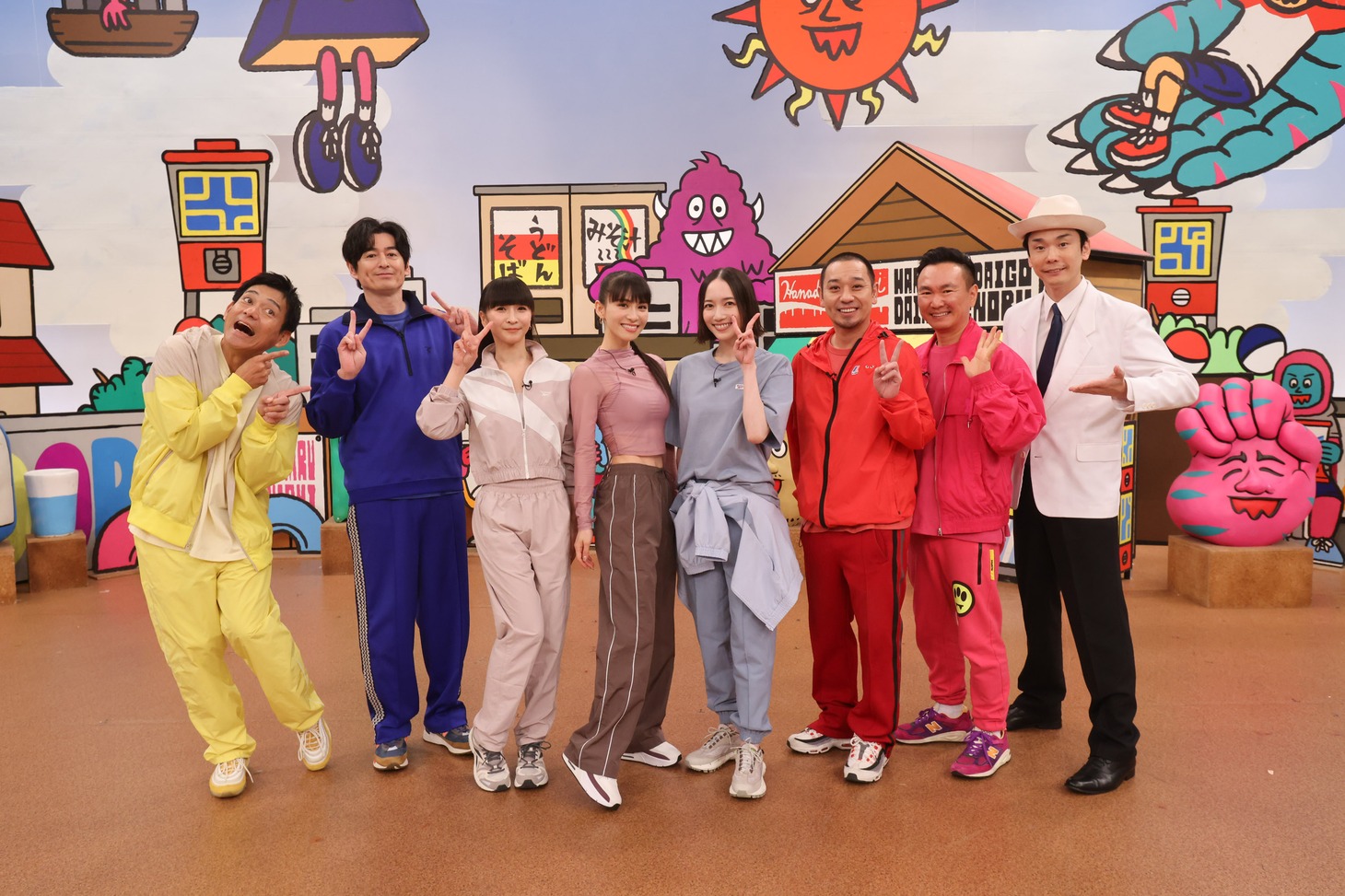 「火曜は全力！華大さんと千鳥くん」出演者とPerfume。(c)カンテレ