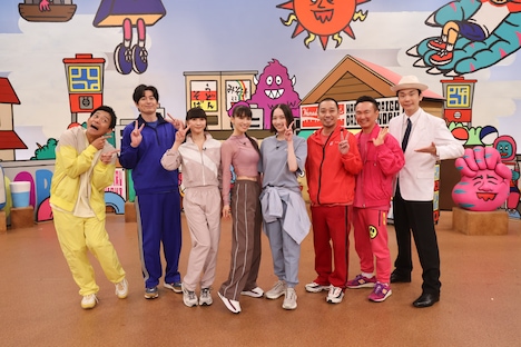 「火曜は全力!華大さんと千鳥くん」出演者とPerfume。(c)カンテレ