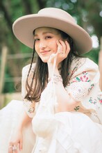 「ももいろクローバーZ 百田夏菜子 フォト＆スタイルブック えくぼは恋の落とし穴♡ Anniversary30」掲載カット（撮影：MARCO）