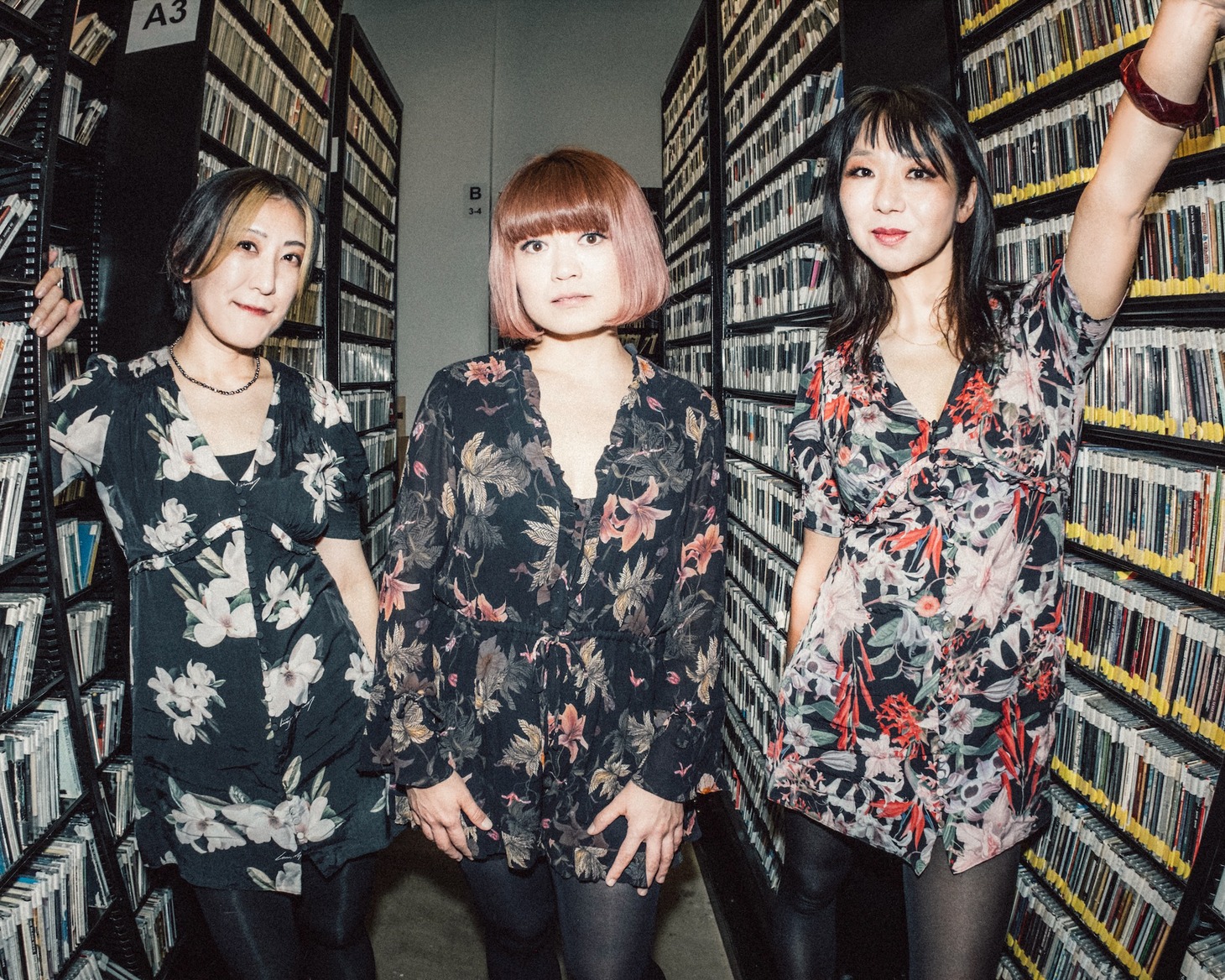 KEXP出演時のつしまみれ。（Photo by Travis Trautt）
