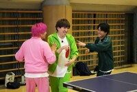 じゃれ合うEXIT、森本慎太郎（SixTONES）。(c)フジテレビ