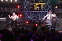 ダンスパフォーマンス中のキンタロー。と石井（さや香）。(c)フジテレビ