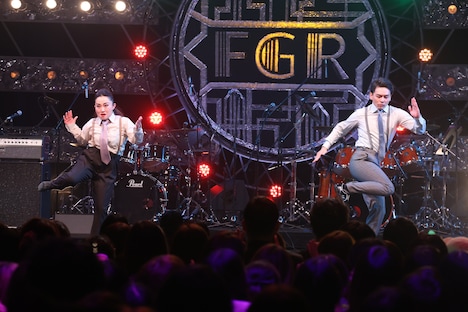 ダンスパフォーマンス中のキンタロー。と石井（さや香）。(c)フジテレビ