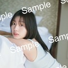 眠そうな佐々木美玲、すっぴんでナチュラルな写真集ポストカード第2弾ショット