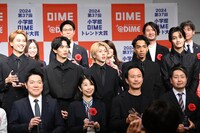 フォトセッションのため待機するAぇ! group。