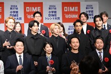 フォトセッションのため待機するAぇ! group。