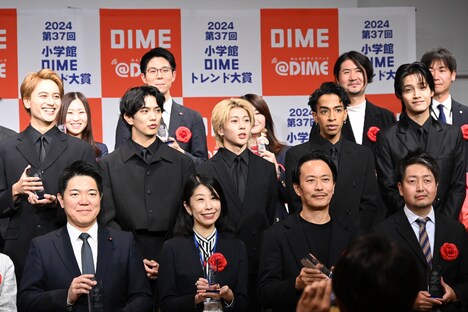 フォトセッションのため待機するAぇ! group。