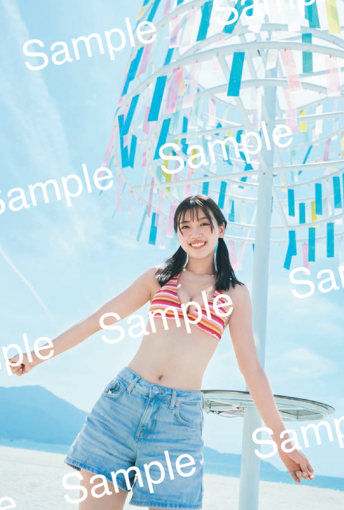 佐々木美玲（日向坂46）1st写真集「陽射しのパレード」封入ポストカードの絵柄。（撮影：熊木優［io］）