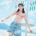 日向坂46佐々木美玲、カラフルな飾りと青空バックにニコッ