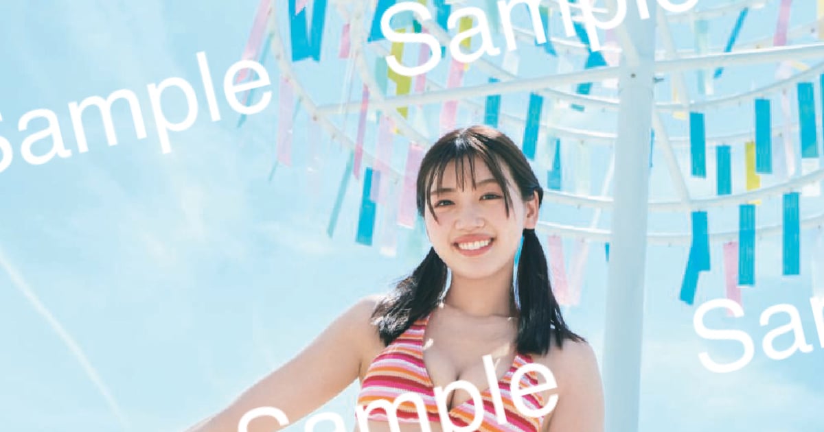 日向坂46佐々木美玲、カラフルな飾りと青空バックにニコッ - 音楽ナタリー
